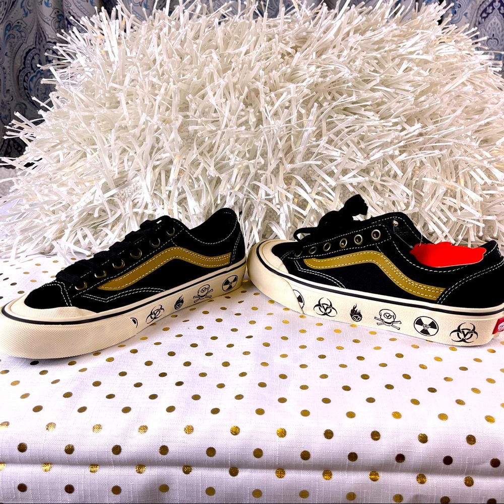 Vans Dark Aloha Decon Sneakers in Black Canvas Sneakers - Unisex